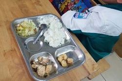 Bữa ăn học đường: 'Lỗ hổng' giám sát khiến con trẻ ăn trong nỗi bất an