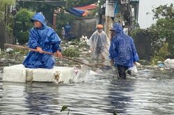 Bão tan, mưa giảm, người dân ven biển TP Huế vẫn bì bõm trong nước lũ