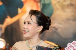 Khác xa với đời thực, trên phim Việt Hương xấu hổ vì không thể dạy dỗ được 'con gái'