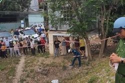 Hiện trường thi thể nam giới đang phân hủy trôi dạt vào chân cầu Xóm Bóng