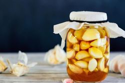 Tác dụng của tỏi ngâm mật ong - Cách dùng giúp tăng miễn dịch, chống cảm lạnh mùa đông