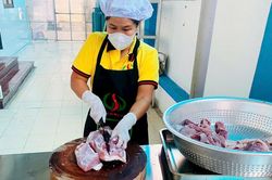 Sau vụ thịt ôi cá ươn, nhà trường kiên quyết mở lại bếp ăn trước sự nghi ngại của phụ huynh