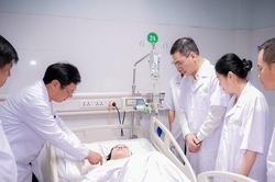 Bộ Y tế quyết định tặng Bằng khen cho 1 tập thể và 4 điều dưỡng dũng cảm bảo vệ bệnh nhân trong vụ tấn công ở Bệnh viện Sản Nhi Nghệ An