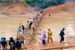 Xã miền Tây Nghệ An dựng cầu tre tạm cho học sinh và người dân đi lại an toàn