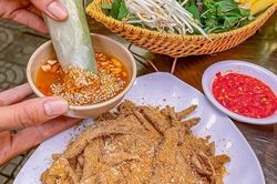 Món ngon 'rắc thính'
