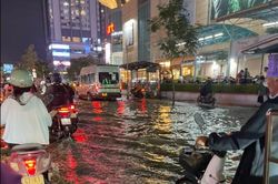 TP Hồ Chí Minh: triều cường kỷ lục kết hợp mưa lớn nhiều tuyến đường bị ngập lụt