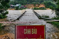 Mưa lớn nước sông dâng cao, sạt lở đất gây chia cắt giao thông
