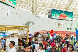 Đông đảo người dân tham quan Hội chợ mùa Thu ngày đầu tiên