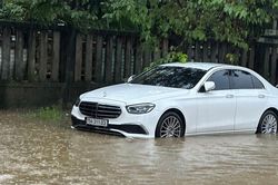 Huế chìm trong biển nước, ôtô tiền tỷ 'ngâm mình' dưới dòng lũ lịch sử