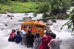 Xót xa cảnh người dân khiêng quan tài đi an táng giữa dòng lũ dữ