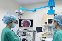 Bệnh nhi nuốt móc khóa vào bụng, được bác sĩ kịp thời gắp ra an toàn