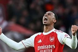 Arsenal công thủ toàn diện, hơn Bournemouth 4 điểm