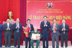 Phó Bí thư Thường trực Tỉnh ủy Hoàng Nghĩa Hiếu trao tặng Huy hiệu Đảng cho đảng viên phường Vinh Lộc