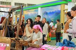 Không khí giao thương sôi động tại Hội chợ mùa Thu lần thứ nhất năm 2025