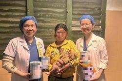 Trẻ sơ sinh 5 ngày tuổi bị thủng dạ dày vì mẹ cho ăn cơm