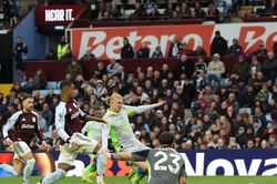Matty Cash lập siêu phẩm giúp Aston Villa đánh bại Man City