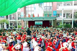 Trao mũ bảo hiểm, trao yêu thương và an toàn đến học sinh
