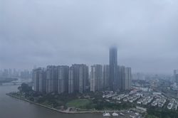 Các tòa nhà cao tầng ở TP.HCM chìm trong sương mù