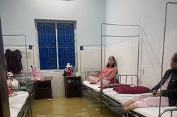 Bệnh viện lớn nhất miền Trung ngập nước, bác sĩ, bệnh nhân bì bõm chạy lũ