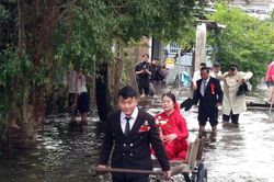 Đà Nẵng: Đám cưới giữa vùng lũ khiến nhiều người xúc động