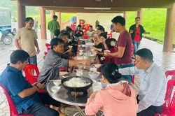 Bữa cơm ấm áp giữa ngày mưa lũ của đồng bào Hrê