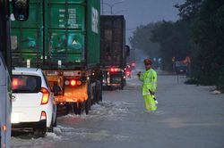 Lực lượng vũ trang Đà Nẵng bảo đảm an toàn cho nhân dân mùa mưa lũ