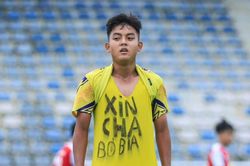 Cầu thủ U14 đón niềm hạnh phúc giản dị sau thông điệp 'Xin cha bỏ bia'