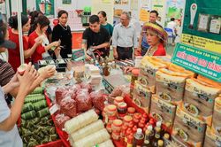 Hội chợ mùa Thu 2025: Phân khu 'Thu gia đình' - nơi người dân mua sắm nhiều nhất