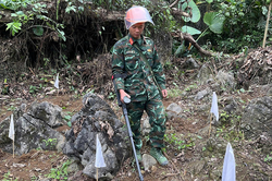 Bám biên cương làm hồi sinh đất