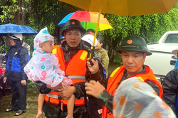 Ấm tình quân dân trong mưa lũ