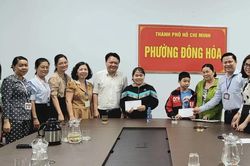 Trao hỗ trợ cho người dân bị thương do cây gãy đổ