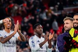 Man United chặn cửa ra đi tháng Giêng của Mainoo, Zirkzee