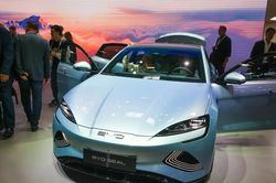 Mỹ đuối sức trong cuộc đua xe điện với Trung Quốc