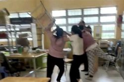 Người mẹ xông vào lớp hành hung thầy giáo vì nhắn tin... 'thân mật' với nữ sinh