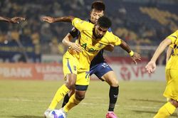 Tin nóng bóng đá Việt hôm nay 29/10: 5 cầu thủ bị cấm thi đấu ở vòng 9 V-League; Nữ cầu thủ U16 Việt Nam đứt dây chằng đầu gối
