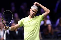 Alcaraz thua sốc ở trận ra quân tại Paris Masters, đối mặt nguy cơ mất ngôi số 1 thế giới