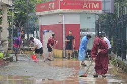 Người dân Huế khẩn trương dọn vệ sinh khi nước rút