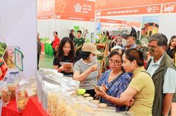 Hội chợ Mùa thu 2025: Số tiền ủng hộ đồng bào lũ lụt đạt hơn 211 triệu đồng sau 4 ngày