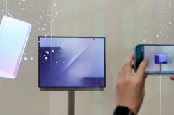 Điện thoại gập ba của Samsung lộ diện tại APEC 2025