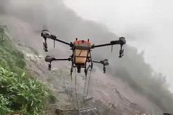 Quảng Ngãi: Ấm áp tình người ở vùng sạt lở, dùng drone tiếp tế lương thực cho tài xế mắc kẹt