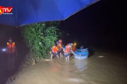 Bị cô lập giữa rừng ngập lũ, 6 người dân được Công an giải cứu an toàn