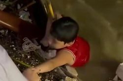 Cứu bé trai trôi dạt giữa nước lũ sông Hàn