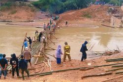 Nghệ An: Nổ mìn thông đường, bắc cầu tạm giúp dân vùng lũ đi lại an toàn