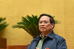 Thủ tướng: Sẽ cân đối nguồn lực để tính toán tăng lương sớm