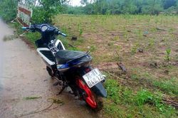 Giải cứu người đàn ông rơi xuống cầu mắc kẹt giữa dòng lũ