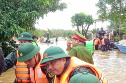Trọn tình, trọn nghĩa với người dân vùng lũ
