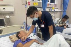 Cứu sống người đàn ông đột quỵ thân nền nguy hiểm khi đang uống bia