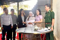 Trao tiền hỗ trợ cho các gia đình ngư dân bị nạn trên biển