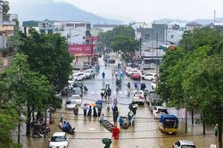 Thủ tướng chỉ đạo khẩn: Khôi phục ngay trường học, cơ sở y tế và an sinh sau khi lũ rút
