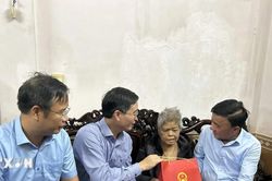 Thường trực Ban Bí thư Trần Cẩm Tú thăm, tặng quà người dân Huế